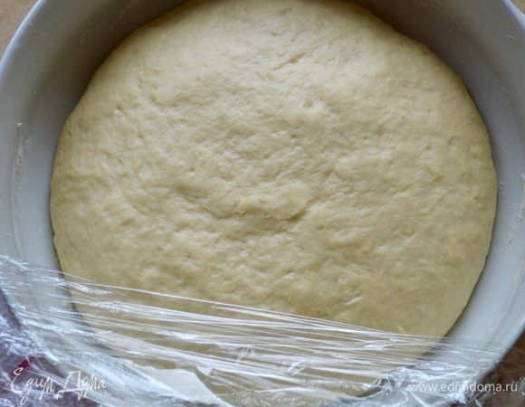Накрыть миску пленкой и поставить тесто в тихое спокойное месте для подхода на 1 час.