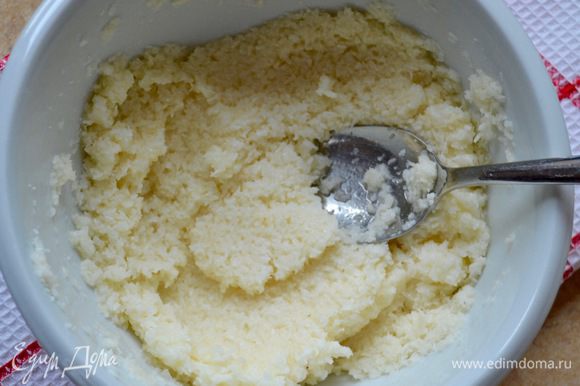 Приготовить начинку для булочек. Для этого в небольшой миске слегка взболтать яичный белок, добавить кокосовую стружку и сахарную пудру и перемешать. Должна получиться мягкая по консистенции масса.