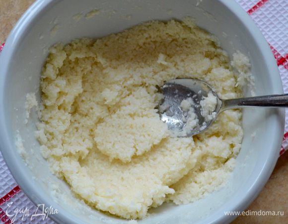 Приготовить начинку для булочек. Для этого в небольшой миске слегка взболтать яичный белок, добавить кокосовую стружку и сахарную пудру и перемешать. Должна получиться мягкая по консистенции масса.