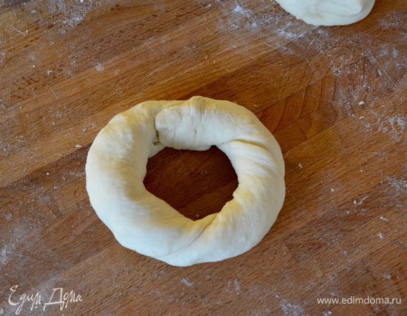 Слегка закрутить и соединить концы, формируя вот такой "бублик". Подготовить таким образом все булочки.