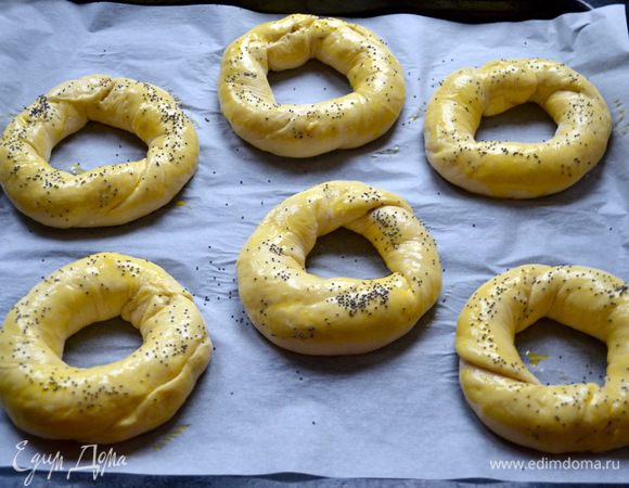 Выложить их на на противень и оставить для расстойки ещё на 20 минут. Затем смазать яйцом и по желанию присыпать маком.