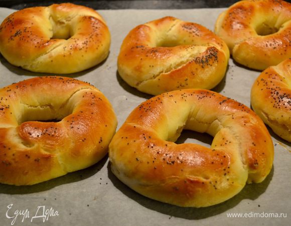 Выпекать в заранее разогретой до 180°С духовке около 20 минут, до зарумянивания. В любом случае, следить за готовностью булочек по своей духовке!