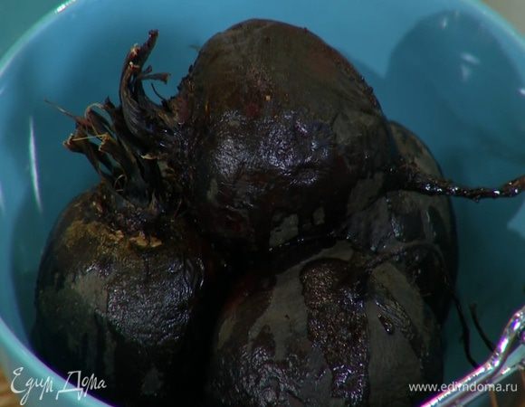 Свеклу запечь до готовности в разогретой духовке.