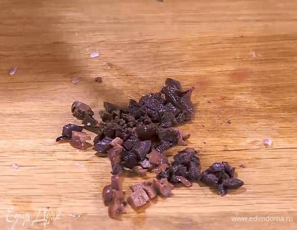 Оливки мелко порезать.