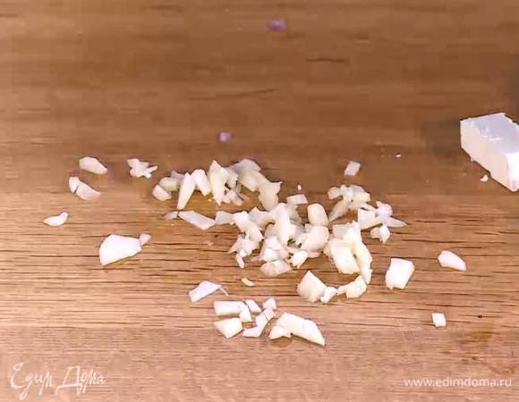 Чеснок почистить, один зубчик мелко порубить.