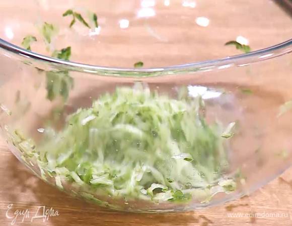 Огурец натереть на мелкой терке.