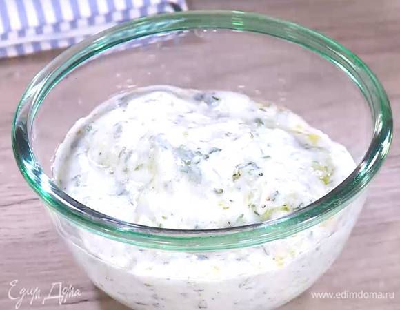 Приготовить соус цацики: натертый огурец соединить с йогуртом, мятой, чесночным пюре, влить оставшееся оливковое масло Extra Virgin, уксус, посолить, поперчить и перемешать.