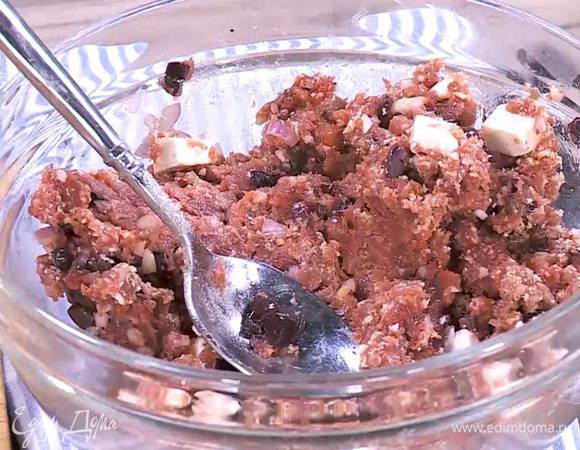 В отдохнувший фарш добавить 2 ст. ложки панировочных сухарей и все перемешать.