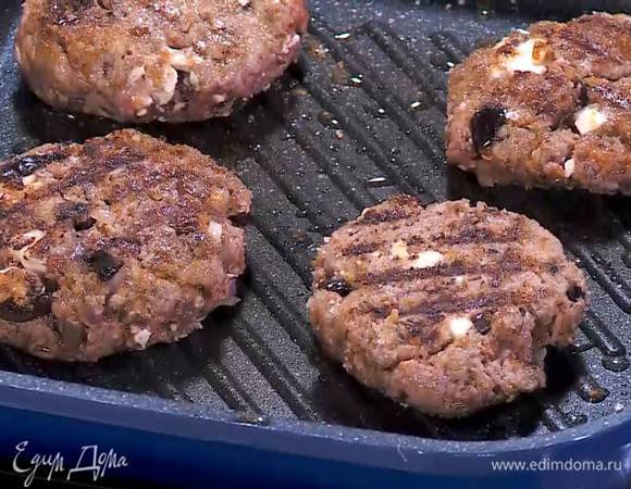 Разогреть в сковороде гриль оливковое масло и пожарить котлеты до готовности.