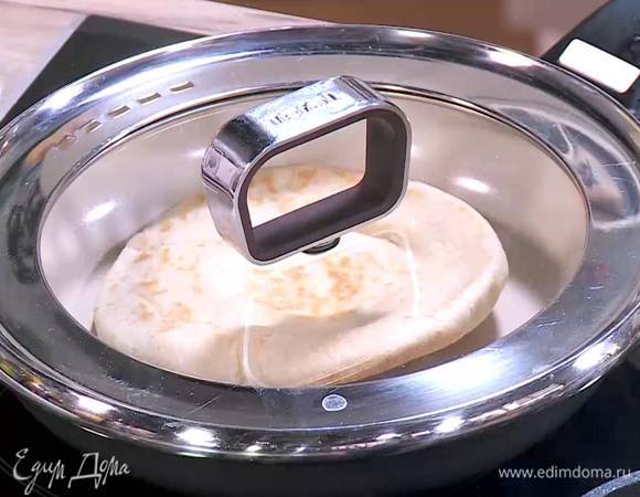 Разогреть отдельную сковороду и прогреть питы с двух сторон (можно накрыть сковороду крышкой).