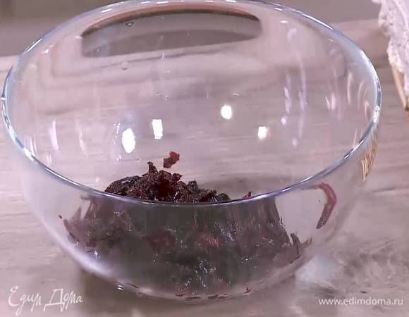 Готовую свеклу почистить, натереть на крупной терке, посолить, поперчить, влить уксус и перемешать.