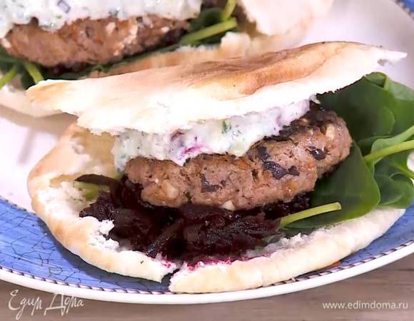 Питы разрезать вдоль, так чтобы получился карман, и вложить внутрь шпинат, свеклу, котлету, а сверху соус цацики.