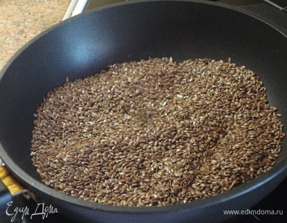 Семя обязательно слегка прожарить. От этого оно приобретает ореховый вкус. Можно обжарить сразу побольше, чтобы не делать это ежедневно.