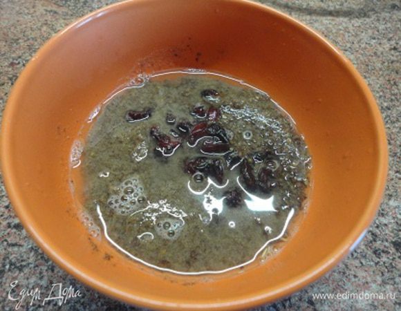 Залейте кипятком, чтобы он слегка покрывал продукты и накройте блюдцем или крышечкой на 5-10 минут. За это время можно заварить себе зеленый или травяной чай.