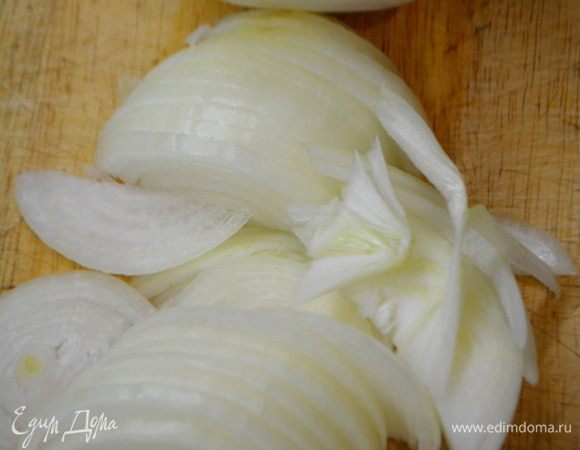 Лук порезать полукольцами. В миске смешать томатную пасту, мед и соевый соус.