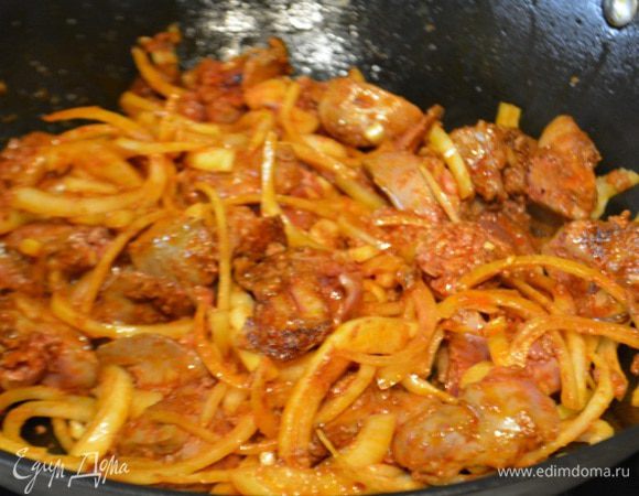 В глубокую сковороду налить оставшееся масло, разогреть и выложить печень. Обжарить до подрумянивания очень быстро. Буквально 1 минуту. Добавить лук, перемешать и жарить еще пару минут, помешивая. Вылить подготовленный томатный соус и воду, перемешать и тушить под крышкой 7-10 минут. Попробовать на соль и перец, если мало добавить.