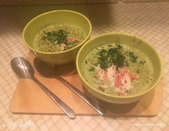 Разлить суп по тарелкам. Сверху выложить мясо краба.
Украсить листьями петрушки и красным перцем.

Приятного аппетита. 