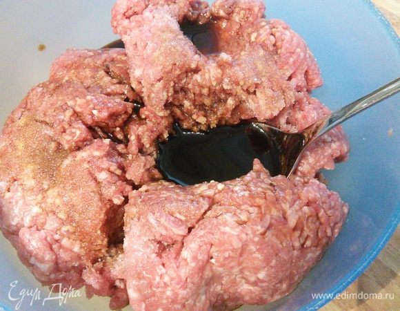 У меня фарш свиной с говяжим 50:50. Фарш смешать с соевым соусом и солью и оставить на 10 минут мариноваться. 