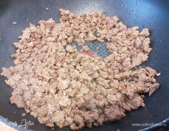 Сковородку (в идеале вок) раскалить, добавить 3 ст. л. арахисового масла и обжарить фарш до легкого золотистого цвета. Переложить в тарелку, отставить в сторону. 
