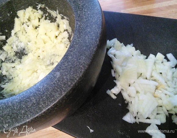 Чеснок и имбирь растереть в кашицу. Зеленый лук нарезать кольцами (у меня зеленого лука не оказалось, поэтому я добавила репчатый и обжарила его в начале). 