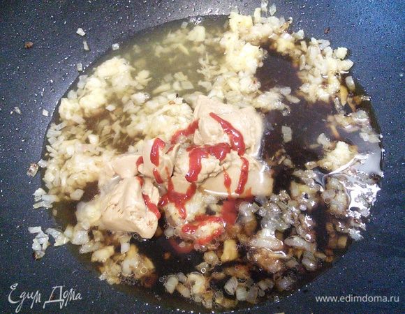 В этой же сковороде обжарить, добавив оставшееся масло, чеснок и имбирь, добавить зелёный лук. Обжарить и быстро добавить пасту тахини, томат и бульон. Довести до кипения и тушить на малом огне 5 мин. 