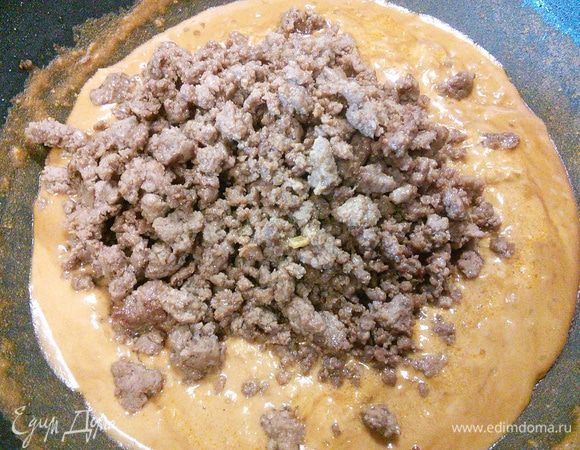 В соус добавить фарш, размешать и тушить до загустения соуса. Тем временем сварить лапшу (у меня китайская лапша), слить воду. 