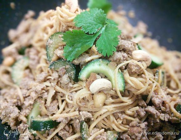 В готовое блюдо добавить огурцы и сычуаньский перец. Перемешать, подавать с кинзой. 