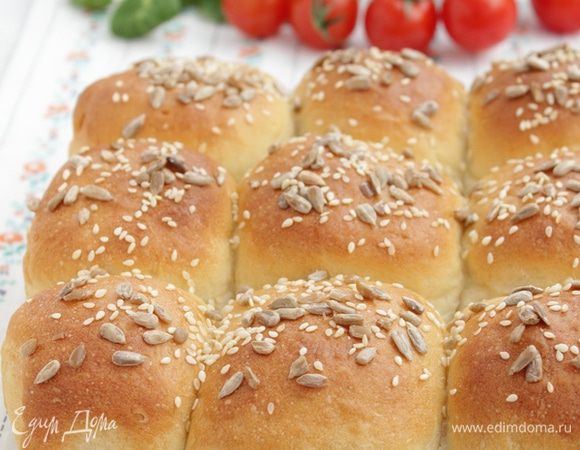 Выпекаем булочки в духовке при 190°С 20 минут до румяного состояния.