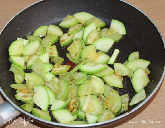 Разогреть половину масла и обжарить кабачок до легкого румянца. Выложить на тарелочку.