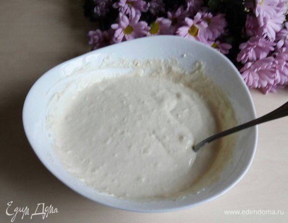Замешиваем тесто. По консистенции оно должно напоминать густую сметану.