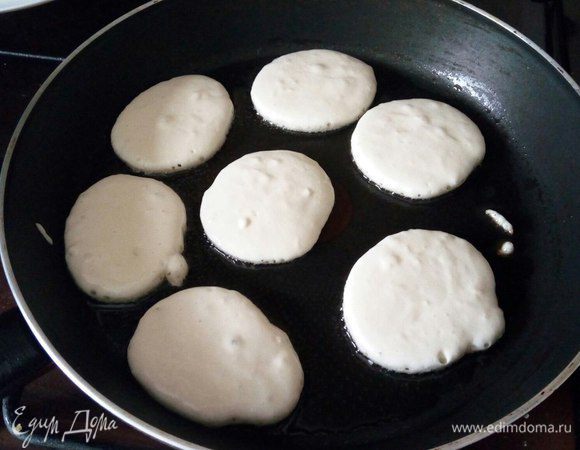 Подогреваем сковороду, наливаем растительное масло и выпекаем наши оладушки.