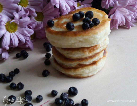 Выкладываем на тарелку, посыпаем сахарной пудрой. Подаем со сметанкой и любыми ягодами на ваш вкус. Мы очень любим такие оладьи с черникой. Приятного аппетита, мои хорошие! Надеюсь, была вам полезной)