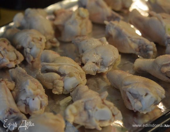 Переложить крылья на приготовленные противни и отправить в горячую духовку на 30 минут, один раз перевернув.