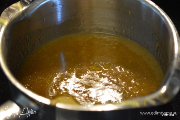 В небольшой кастрюльке приготовим соус. Растопить масло, добавить мед, острый соус или острый джем, протертый имбирь, соль. Довести до кипения. Убавить огонь, готовить без крышки примерно 4 мин. или как соус станет уваренным.