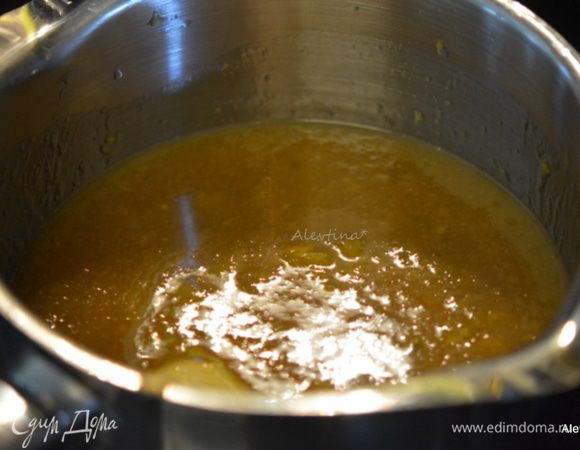 В небольшой кастрюльке приготовим соус. Растопить масло, добавить мед, острый соус или острый джем, протертый имбирь, соль. Довести до кипения. Убавить огонь, готовить без крышки примерно 4 мин. или как соус станет уваренным.