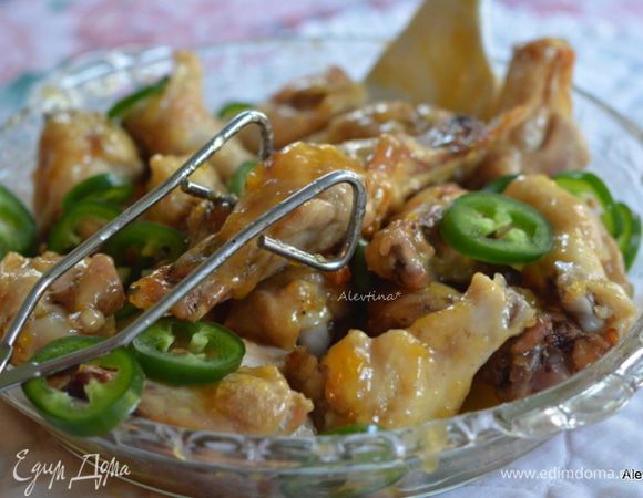 Подаем блюдо с соусом, сверху выложить халапеньо.
Приятного аппетита.