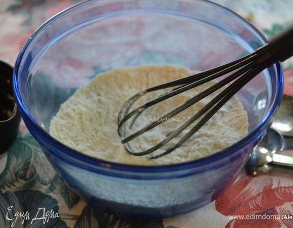 Смешать для оладьев муку, разрыхлитель, соль и пищевую соду.