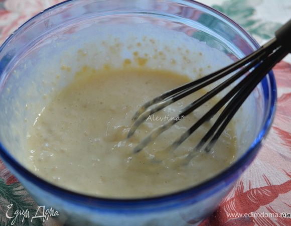 Добавить слегка взбитые яйца, кефир, охлажденное растопленное масло. Перемешать без усердия.