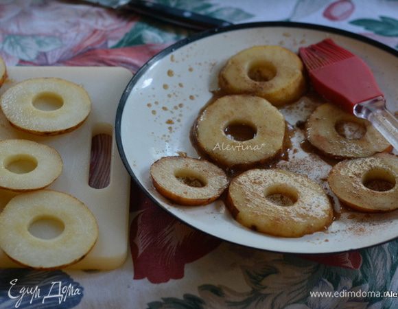 Груши сорт Бартлет или Бош. Нарезать кольцами, каждое грушевое колечко вырезать внутри маленькое колечко. Разогреть сковороду. Смазать маслом. В небольшом блюде смешать кленовый сироп с корицей. Выложить грушевые кольца в сироп. Смазать с обеих сторон с сиропом каждое кольцо.