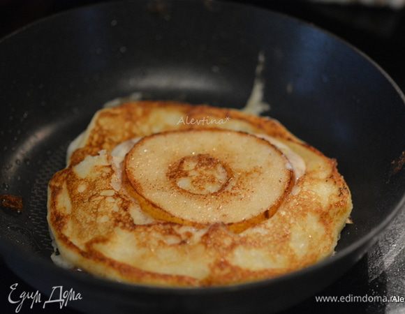 На сковороду выложить сначала грушевое кольцо. Готовить примерно 1 мин. Затем сверху приготовленное тесто в небольшом количестве. Перевернуть осторожно как схватится на другую сторону. Переложить на тарелку. Так с каждой порцией.