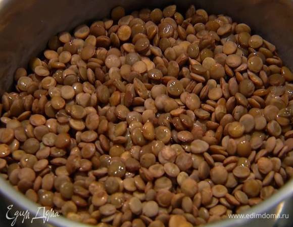 Чечевицу отварить без соли согласно инструкции на упаковке.