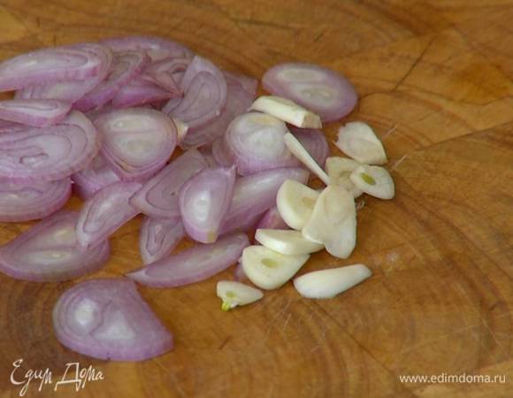 Чеснок почистить и нарезать пластинками.
