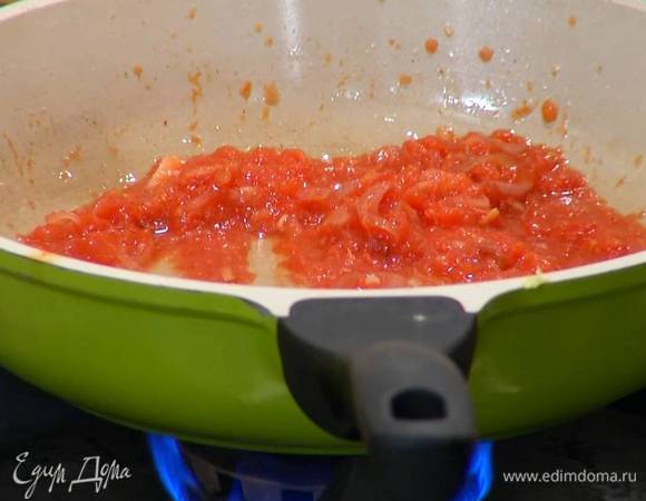 В сковороду с луком и чесноком добавить имбирь, протертые помидоры, все перемешать и довести до кипения.