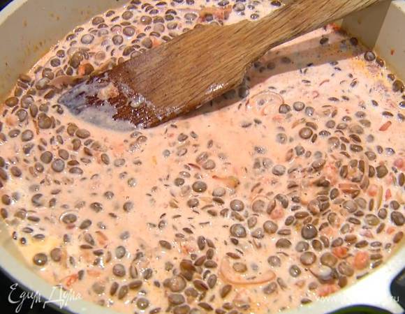 Влить сливки, еще раз все перемешать и довести до кипения.