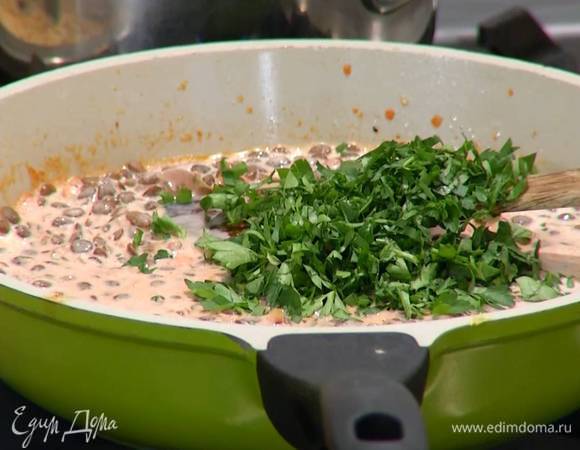 Петрушку и листья базилика мелко порезать, добавить в сковороду, все перемешать и снять с огня.