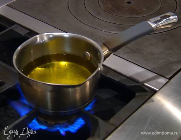 Оливковое масло прогреть в небольшой кастрюле, не доводя до кипения.