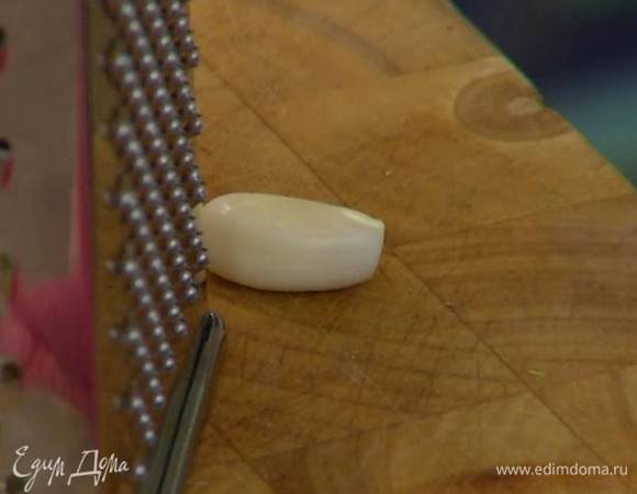 Два зубчика чеснока почистить и раздавить плоской стороной ножа.