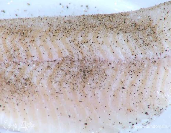 Рыбу посолить и поперчить.