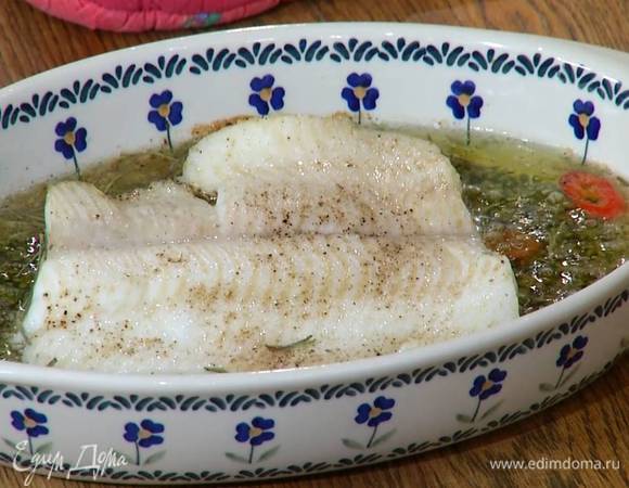 Запекать рыбу в разогретой духовке 30 минут.