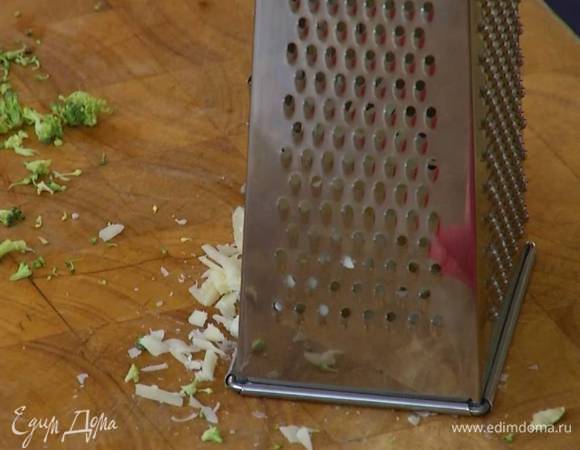 Овечий сыр натереть на крупной терке.